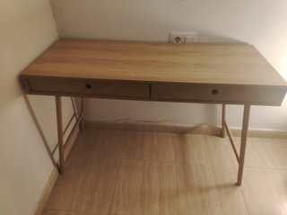 Escritorio de madera claro montado