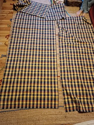Cortinas, cojín y almohada a cuadros