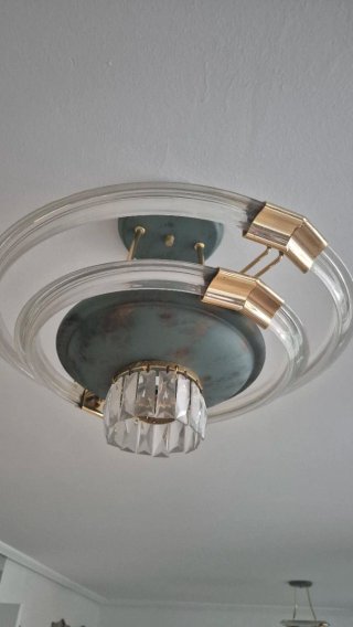 Lámpara de techo salón cristal y metal.