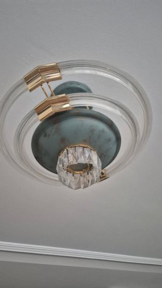 Lámpara de techo salón cristal y metal.