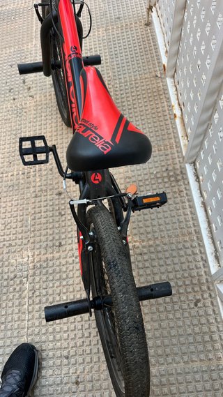 Bicicleta BMX Roja y Negra