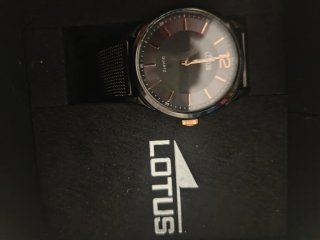 Reloj Lotus Negro y Dorado