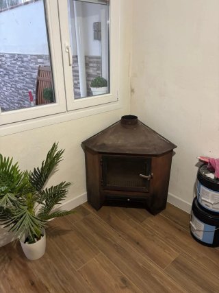 Chimenea de esquina metálica con tubos