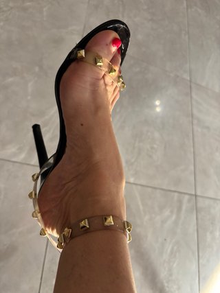 Sandali neri e oro con borchie