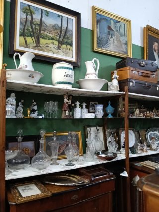 Antigüedades: Crucifijo, Cafetera, Figuras