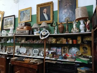 Antigüedades: Crucifijo, Cafetera, Figuras