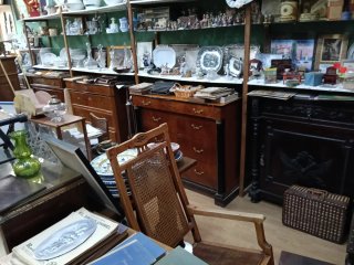 Antigüedades: Crucifijo, Cafetera, Figuras