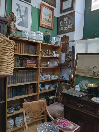 Antigüedades: Crucifijo, Cafetera, Figuras