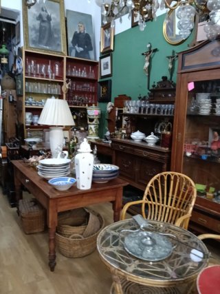 Antigüedades: Crucifijo, Cafetera, Figuras