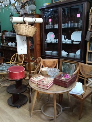 Antigüedades: Crucifijo, Cafetera, Figuras