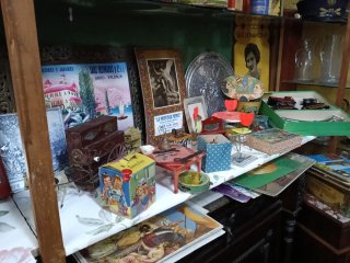 Antigüedades: Crucifijo, Cafetera, Figuras