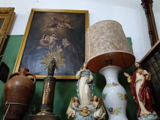 Antigüedades: Crucifijo, Cafetera, Figuras