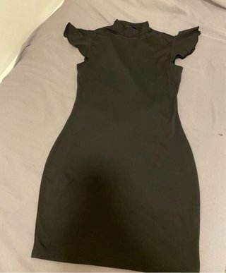 Vestido negro cuello alto manga volante