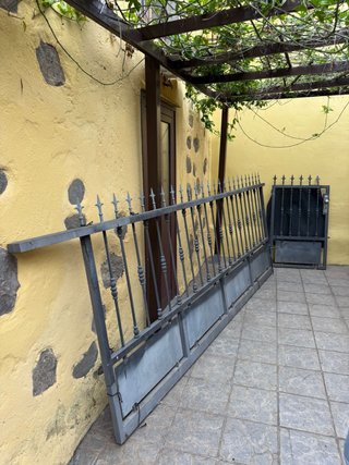 Puerta corredera y puerta contigua de metal