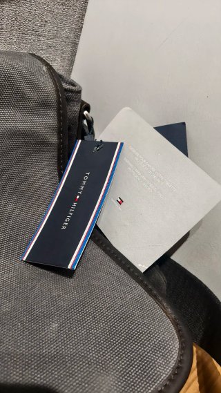 Bolsa portátil Tommy Hilfiger gris y negra