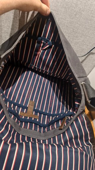 Bolsa portátil Tommy Hilfiger gris y negra