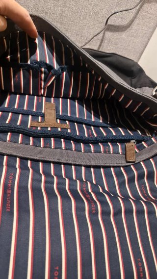 Bolsa portátil Tommy Hilfiger gris y negra