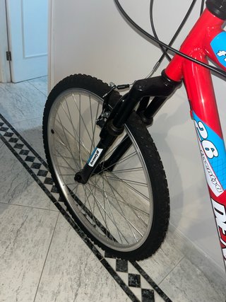 Bicicleta roja Denbike 26 con candado + sillín