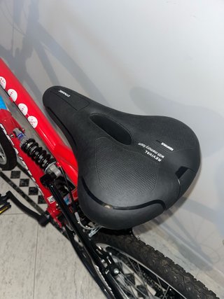 Bicicleta roja Denbike 26 con candado + sillín