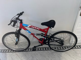 Bicicleta roja Denbike 26 con candado + sillín