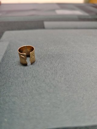 Anillo abierto dorado con textura