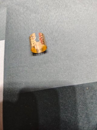Anillo abierto dorado con textura