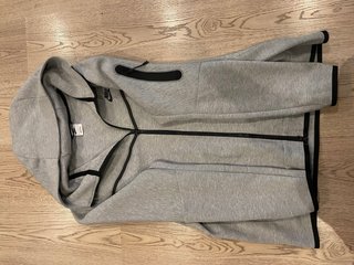 Sudadera Nike Tech Gris. Totalmente nueva.