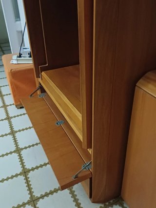 Mueble TV madera maciza marrón.