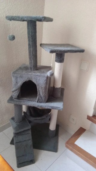 Rascador para gatos gris