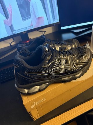 Asics Gel-Kayano 14 negras talla 42