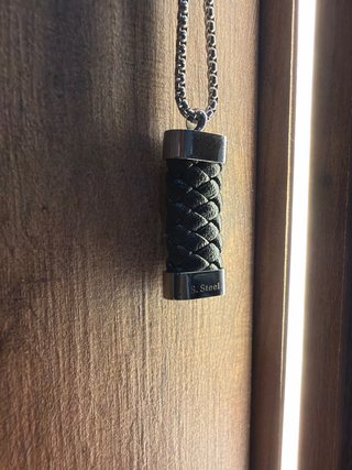 Colgante Lobo de Acero con Trenzado de cuero