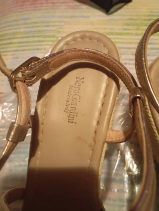 Sandalias Nero Giardini Beige, plateado y Doradas