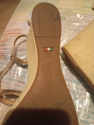 Sandalias Nero Giardini Beige, plateado y Doradas