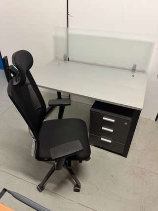Silla de oficina ergonómica negra