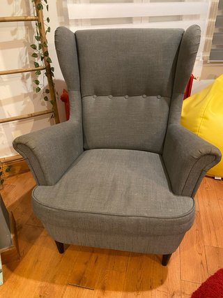 Sillón y reposapiés gris