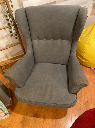 Sillón y reposapiés gris