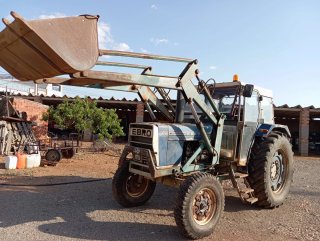 Tractor Ebro 6100 con pala