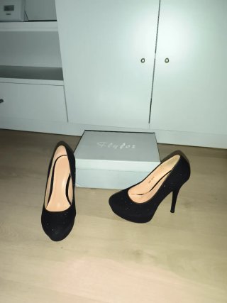 Zapatos de tacón negros brillantes