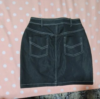 Falda KIRA negra con pespuntes blancos