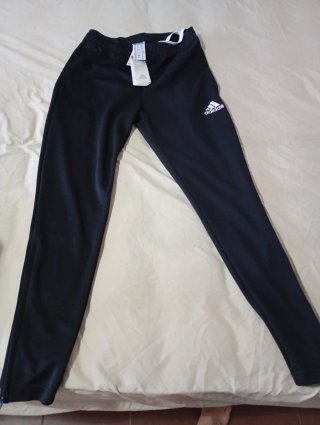 chándal Adidas negro nuevo y fino .