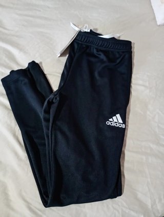 chándal Adidas negro nuevo y fino .