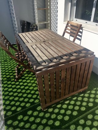 Mesa y sillas de jardín de madera