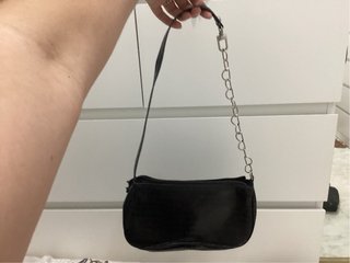 Bolso negro con cadena