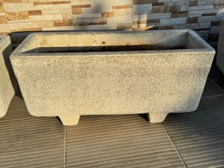 Jardinera de piedra blanca rectangular