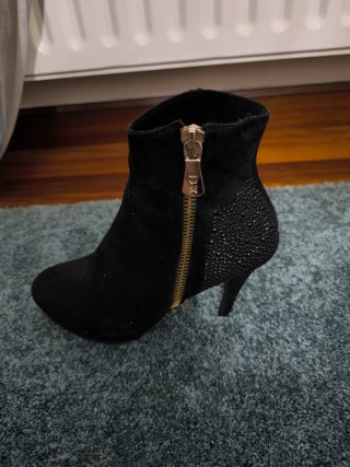 Botines negros con cremallera y pedrería