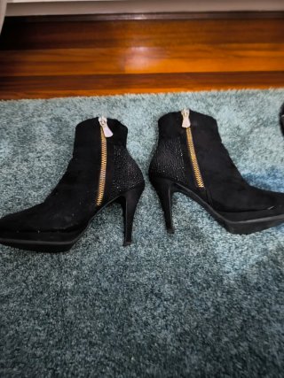 Botines negros con cremallera y pedrería