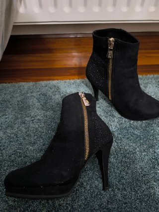 Botines negros con cremallera y pedrería