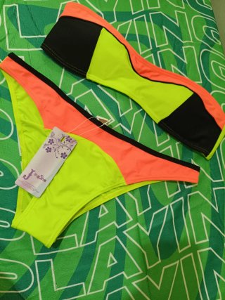 Bikini azul con flecos y brillos
