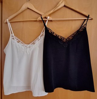 Dos blusas de tirantes con detalle de encaje