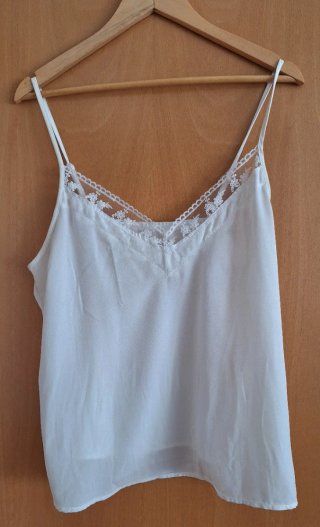 Dos blusas de tirantes con detalle de encaje